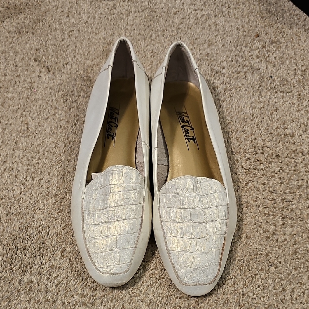 White Leather Textured Flats with Cushioned Insole By West Coast. Size 8m.